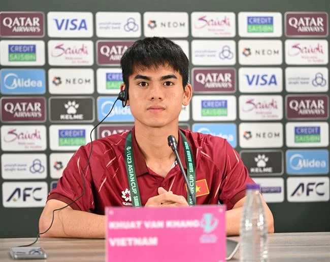 Hình ảnh đại diện cho dịch vụ hỗ trợ khách hàng của ga65 bet, với một nhân viên thân thiện sẵn sàng giúp đỡ các vấn đề liên quan đến quyền riêng tư và GDPR.